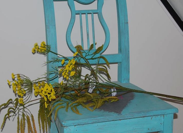 Sneeuw bedekt het vakantiehuisje in Boekelo, Enschede, een winterwonderland in Twente voor een gezellig verblijf in Overijssel.