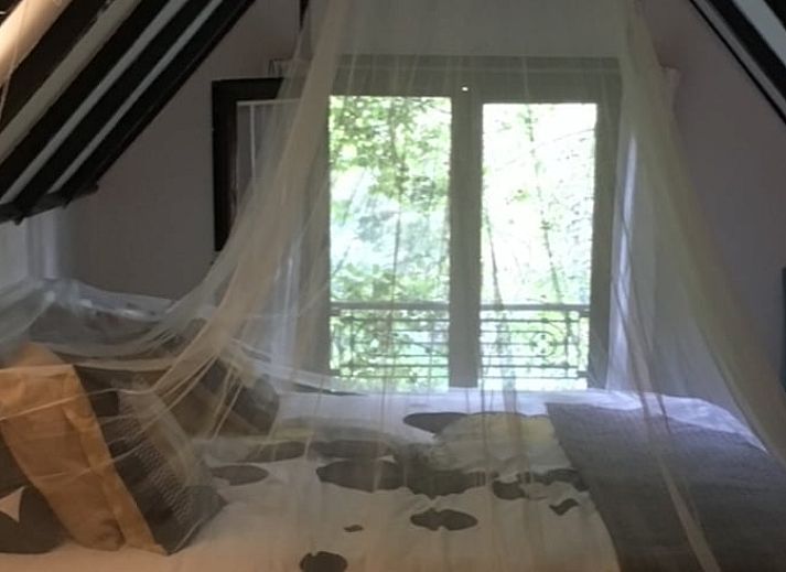 Vakantiehuisje in Boekelo, Enschede verlicht met sfeervolle lichtjes, biedt een warme en uitnodigende sfeer in de Twentse natuur.