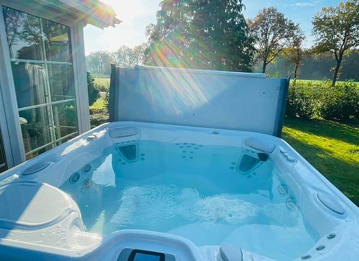 Geniessen Sie den luxurioesen Jacuzzi im Ferienhaus in Lonneker, Twente, umgeben von der Natur der Overijssel.