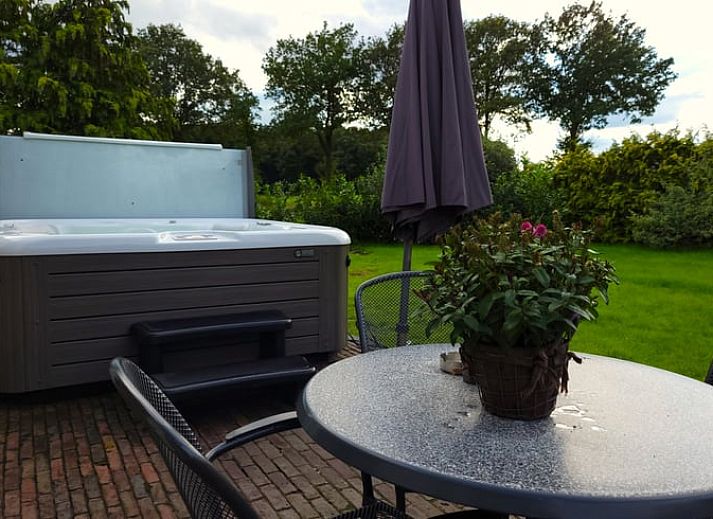 Geniessen Sie den luxurioesen Jacuzzi im Ferienhaus in Lonneker, Twente, umgeben von der Natur der Overijssel.