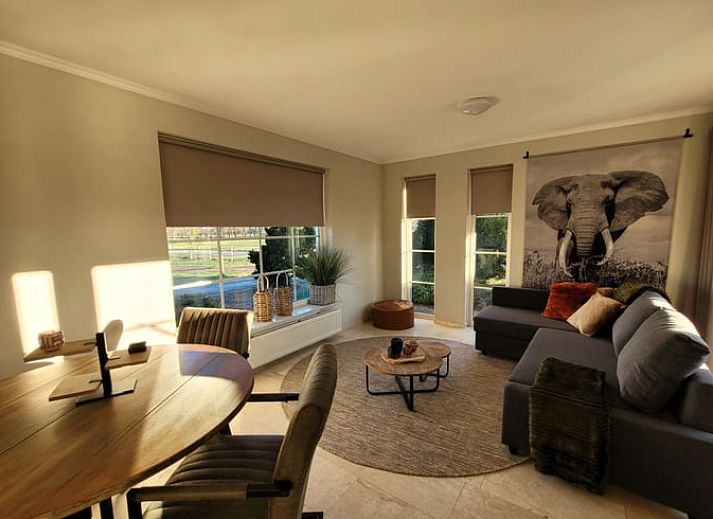 Aussenterrasse mit Gartenmoebeln im Ferienhaus in Lonneker, Twente, ideal fuer sonnige Tage in Overijssel.