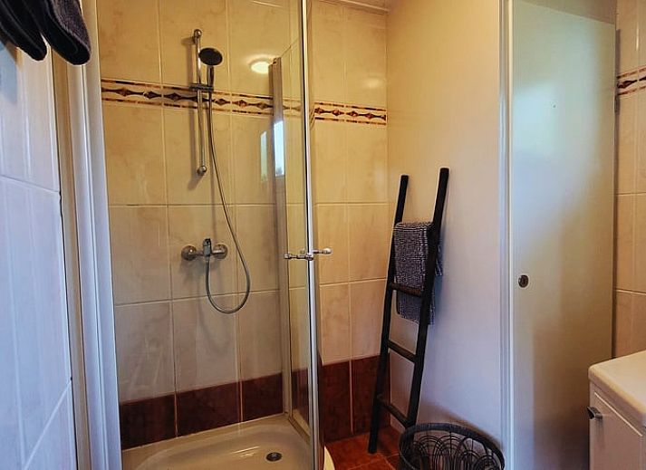 Aussenterrasse mit Gartenmoebeln im Ferienhaus in Lonneker, Twente, ideal fuer sonnige Tage in Overijssel.