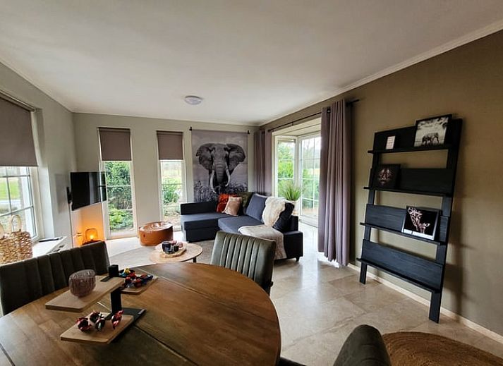 Aussenterrasse mit Gartenmoebeln im Ferienhaus in Lonneker, Twente, ideal fuer sonnige Tage in Overijssel.