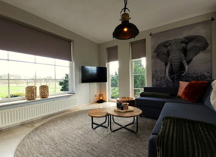 Entspannen Sie sich im Jacuzzi auf der Terrasse des Ferienhauses in Lonneker, Twente, mit Blick auf die gruene Umgebung.