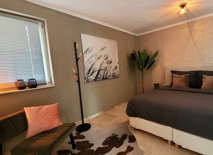 Entspannen Sie sich im Jacuzzi auf der Terrasse des Ferienhauses in Lonneker, Twente, mit Blick auf die gruene Umgebung.