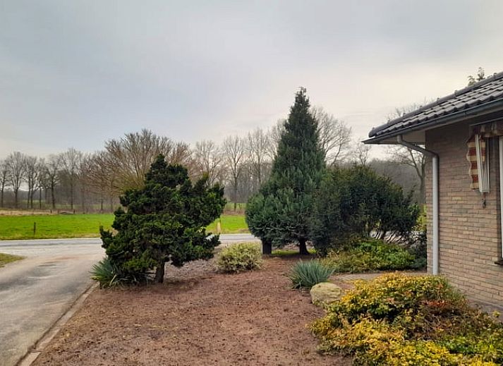 Entspannen Sie sich im Jacuzzi auf der Terrasse des Ferienhauses in Lonneker, Twente, mit Blick auf die gruene Umgebung.