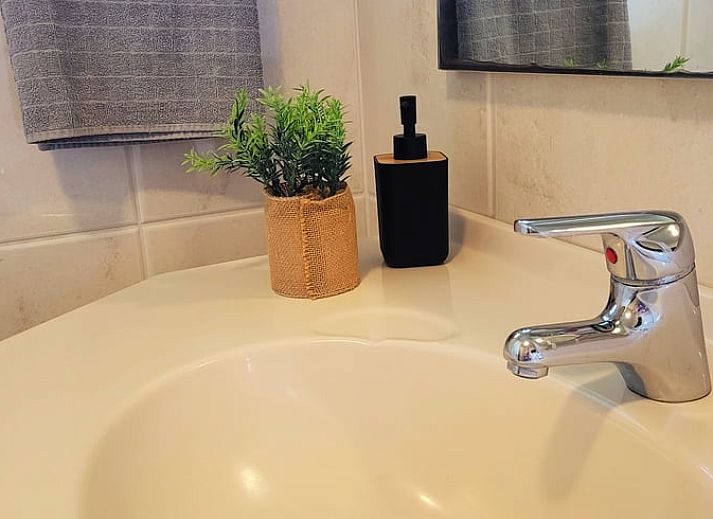 Entspannen Sie sich im Jacuzzi auf der Terrasse des Ferienhauses in Lonneker, Twente, mit Blick auf die gruene Umgebung.