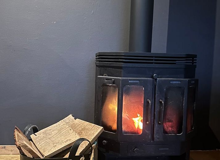 Gemuetlicher Holzofen im Ferienhaus in Goor, Twente. Perfekt fuer einen warmen und gemuetlichen Abend in diesem charmanten Ferienhaus in Overijssel.