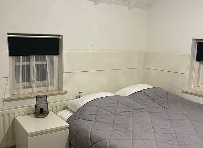 Gemuetliches Wohnzimmer im Ferienhaus in Goor, Twente, Overijssel, mit Weihnachtsbaum und gemuetlicher Sitzecke.