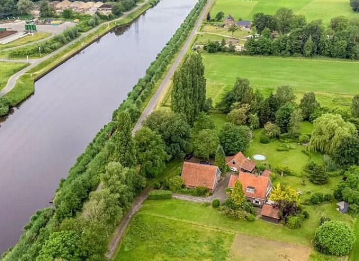 Gemuetlicher Innenbereich des Ferienhauses in Goor, Twente, Overijssel mit stimmungsvollem Esstisch und Weihnachtsbaum fuer eine heimelige Atmosphaere.