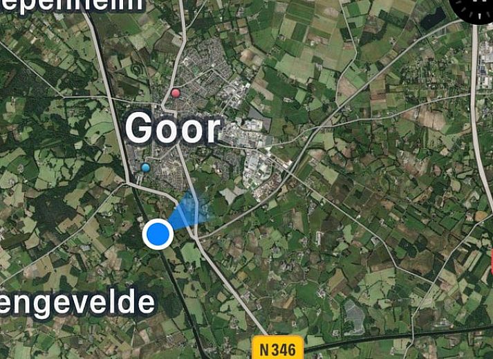 Gemuetlicher Innenbereich des Ferienhauses in Goor, Twente, Overijssel mit stimmungsvollem Esstisch und Weihnachtsbaum fuer eine heimelige Atmosphaere.
