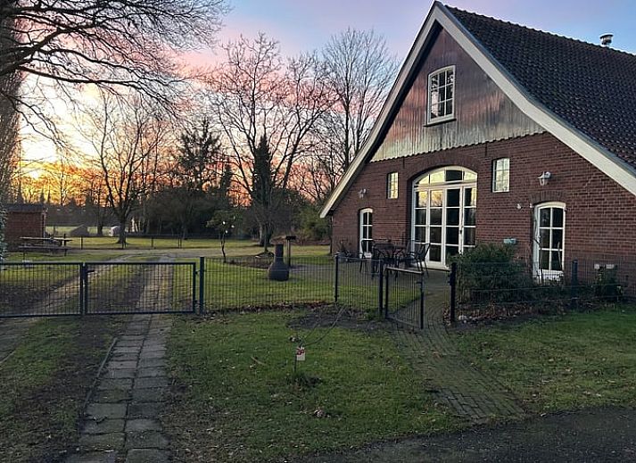 Gemuetliches Schlafzimmer im Ferienhaus in Goor, Twente, Overijssel, mit bequemem Doppelbett fuer einen erholsamen Aufenthalt.