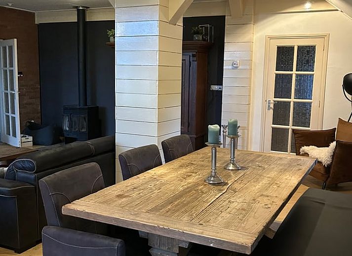 Gemuetliches Schlafzimmer im Ferienhaus in Goor, Twente, Overijssel, mit bequemem Doppelbett fuer einen erholsamen Aufenthalt.