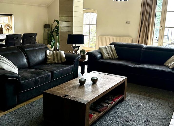 Gemuetliches Schlafzimmer im Ferienhaus in Goor, Twente, Overijssel, mit bequemem Doppelbett fuer einen erholsamen Aufenthalt.