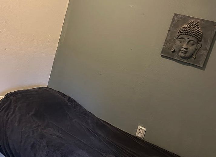 Gemuetliches Schlafzimmer im Ferienhaus in Goor, Twente, Overijssel, mit bequemem Doppelbett fuer einen erholsamen Aufenthalt.