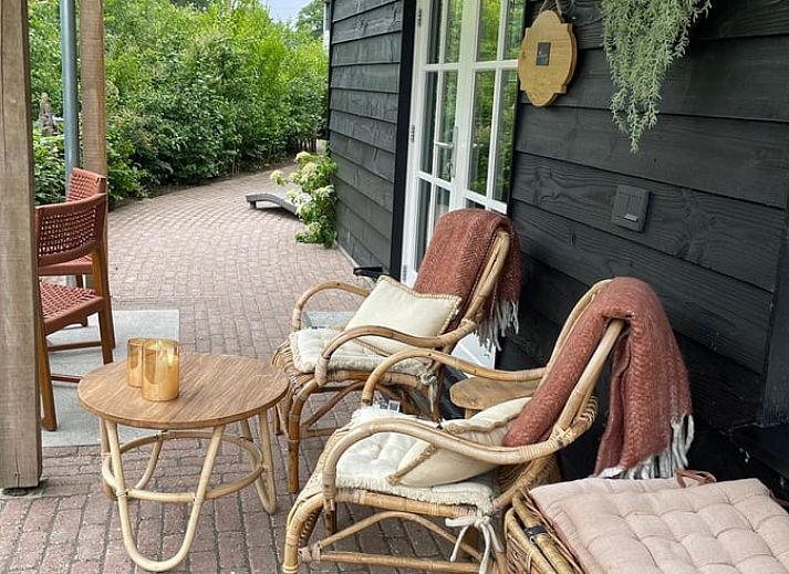 Gezellige veranda bij Vakantiehuisje in Bornerbroek, Twente, Overijssel met comfortabele stoelen.