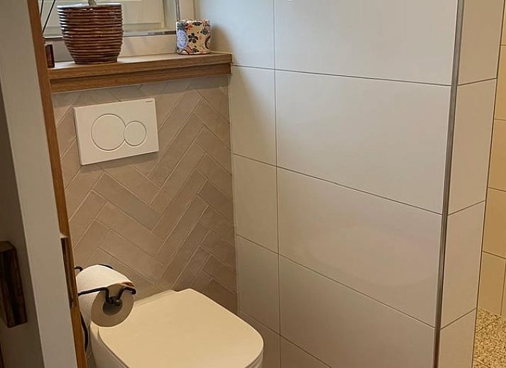 Gezellige veranda bij Vakantiehuisje in Bornerbroek, Twente, Overijssel met comfortabele stoelen.