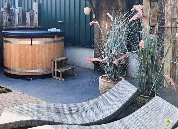 Gezellige veranda bij Vakantiehuisje in Bornerbroek, Twente, Overijssel met comfortabele stoelen.