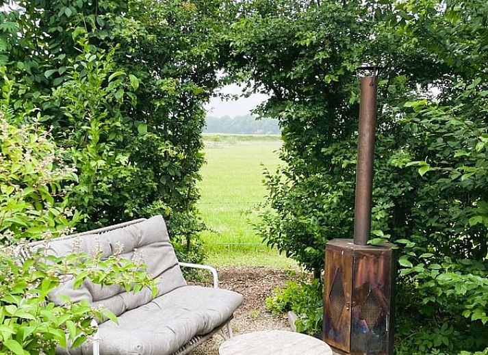 Sfeervol pad naar Vakantiehuisje in Bornerbroek, Twente, Overijssel omgeven door groene natuur.