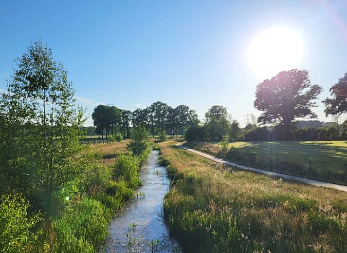 Luxe slaapkamer in Vakantiehuisje in Bornerbroek, Twente, Overijssel met groot tweepersoonsbed.