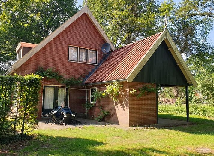 Ferienhaus in Lattrop-Breklenkamp, umgeben von ueppigem Gruen in Twente, Overijssel.