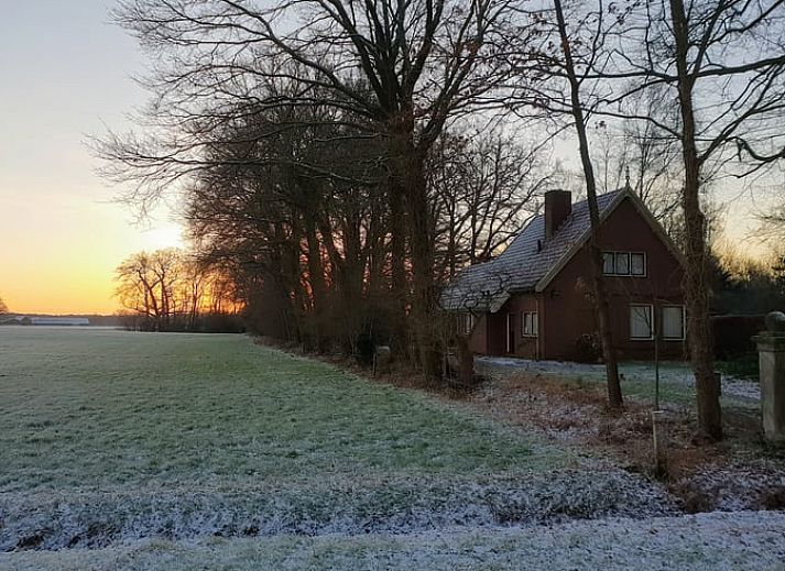 Ferienhaus in Lattrop-Breklenkamp, umgeben von ueppigem Gruen in Twente, Overijssel.