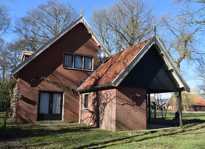 Sonniger Tag im Ferienhaus in Lattrop-Breklenkamp mit Terrasse in Twente, Overijssel.