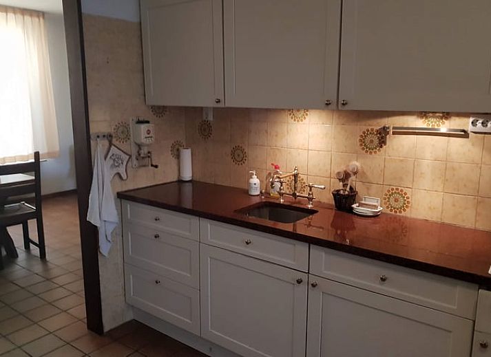 Rustikaler Eingang zum Ferienhaus in Lattrop-Breklenkamp, Twente, Overijssel, im Winter.