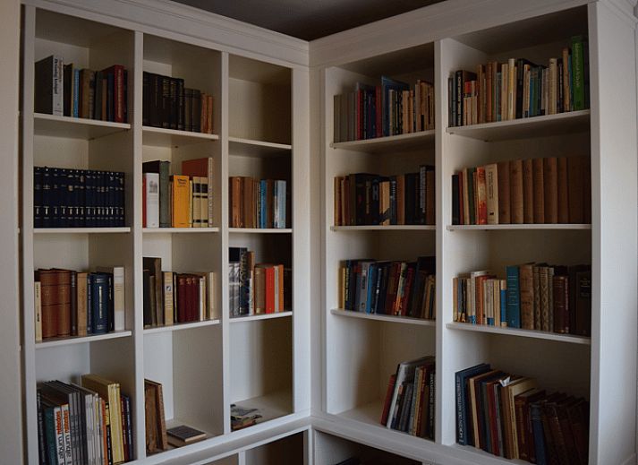 Rustikaler Eingang zum Ferienhaus in Lattrop-Breklenkamp, Twente, Overijssel, im Winter.