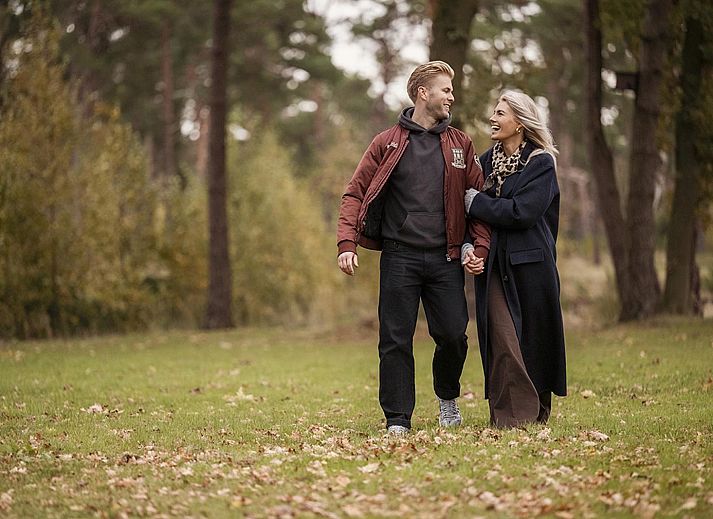 Gezellige woonkamer in Vakantievilla Amalia 2 Deluxe, Lattrop-Breklenkamp, Twente, met uitzicht op de natuur.