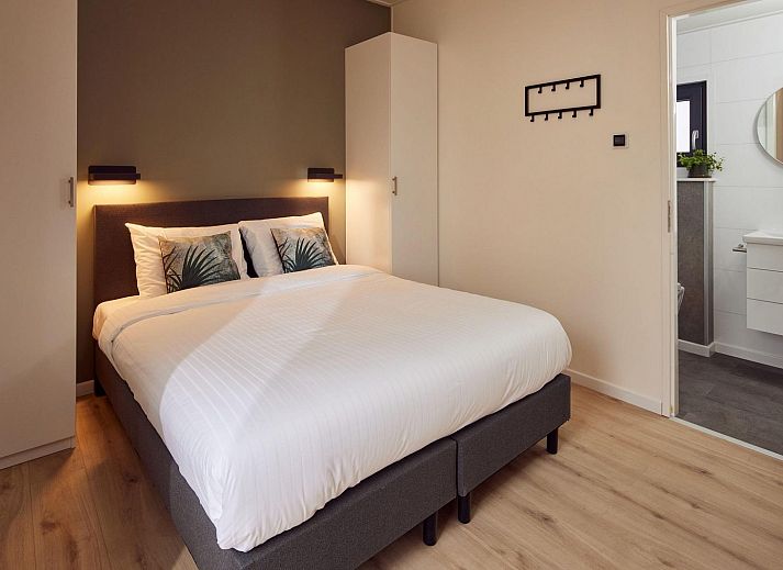 Buitenterras met sauna bij Vakantievilla Amalia 2 Deluxe in Lattrop-Breklenkamp, Twente, omgeven door groen.