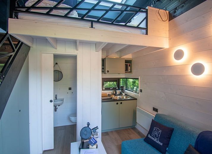 Geniessen Sie die Veranda des Ferienhauses in Lattrop-Breklenkamp, Twente, mit seiner entspannten Atmosphaere und gruenen Umgebung.