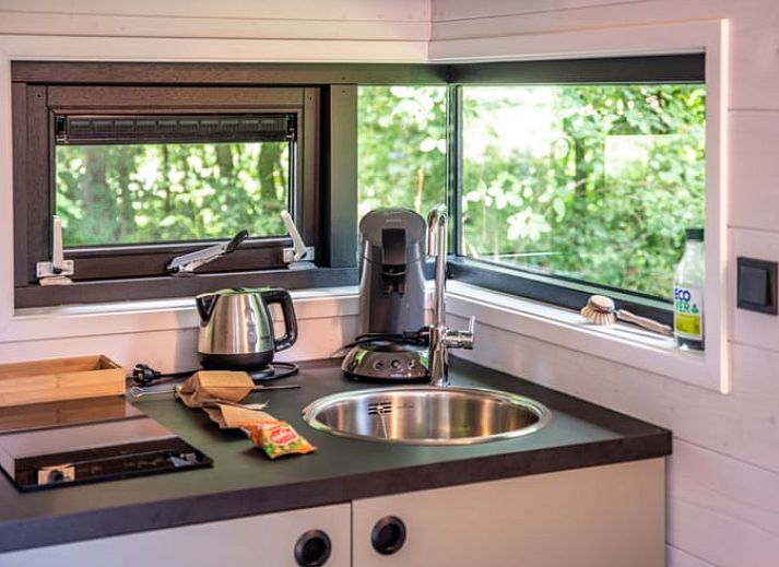 Rustikale Ferienhaeuser in Lattrop-Breklenkamp, Overijssel, umgeben von ueppiger Natur und Wanderwegen.