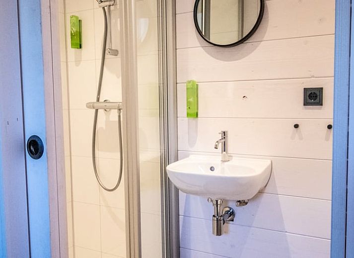 Rustikale Ferienhaeuser in Lattrop-Breklenkamp, Overijssel, umgeben von ueppiger Natur und Wanderwegen.