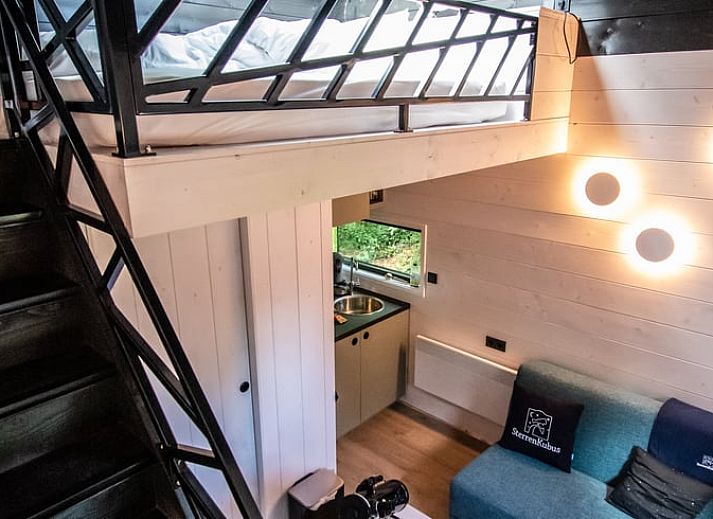 Rustikale Ferienhaeuser in Lattrop-Breklenkamp, Overijssel, umgeben von ueppiger Natur und Wanderwegen.