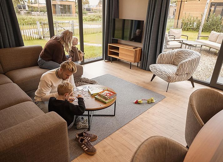 Vacation Villa Amalia 4 in Twente offers a terrace with hot tub and sauna, located in green Lattrop-Breklenkamp.