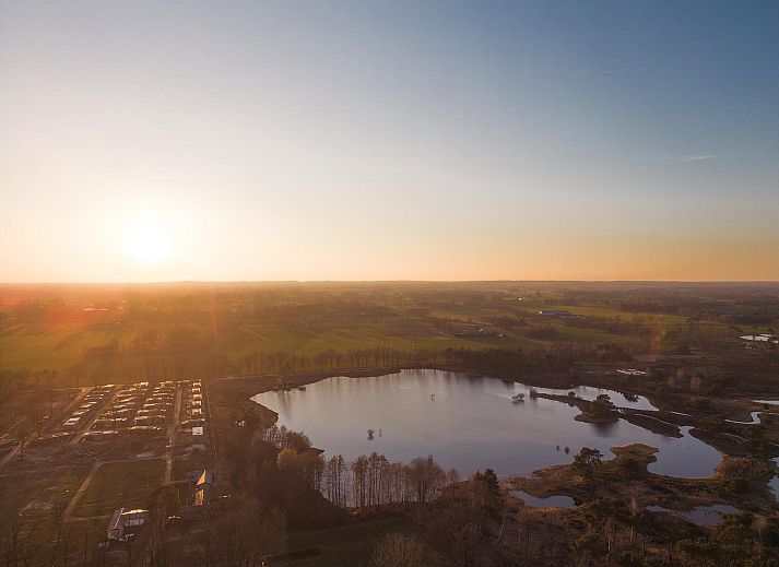 Gemuetliche Sitzecke in der Ferienvilla Amalia 4, Twente, mit viel Tageslicht und Gartenblick in Lattrop-Breklenkamp.