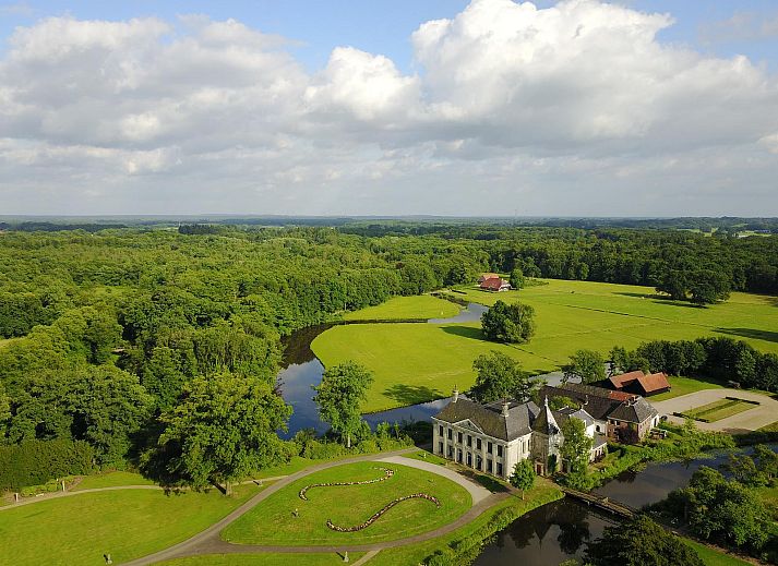 Esszimmer und Kueche der Ferienvilla Amalia 4 in Lattrop-Breklenkamp, Twente, mit moderner Einrichtung und viel Licht.