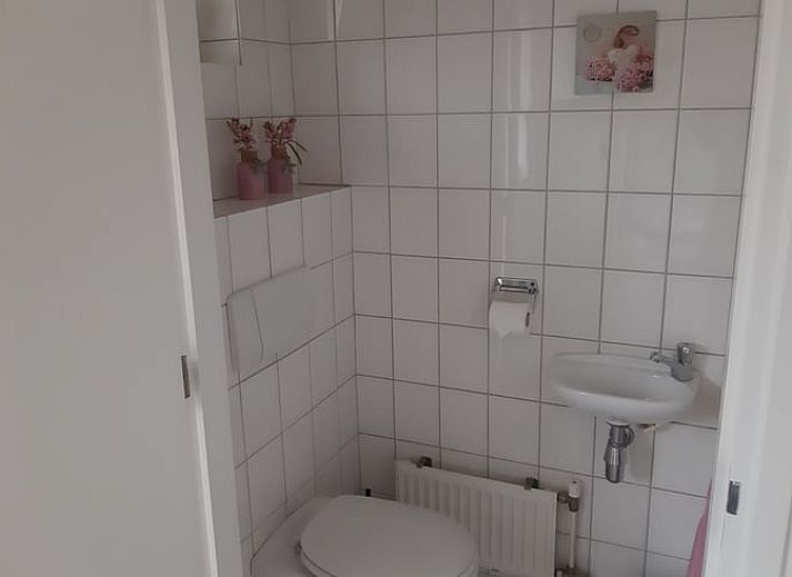 Autumn colors surround Holiday home in Lattrop Breklenkamp, beautifully located in Twente, Overijssel.