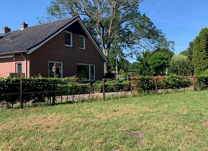 Vakantiehuis in De Pollen, Vriezenveen, omgeven door groene natuur in Twente, Overijssel.