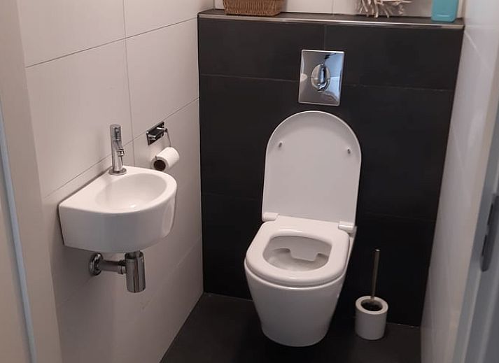 Gezellige woonkamer in Vakantiehuis in De Pollen, Vriezenveen, Twente, met moderne inrichting.