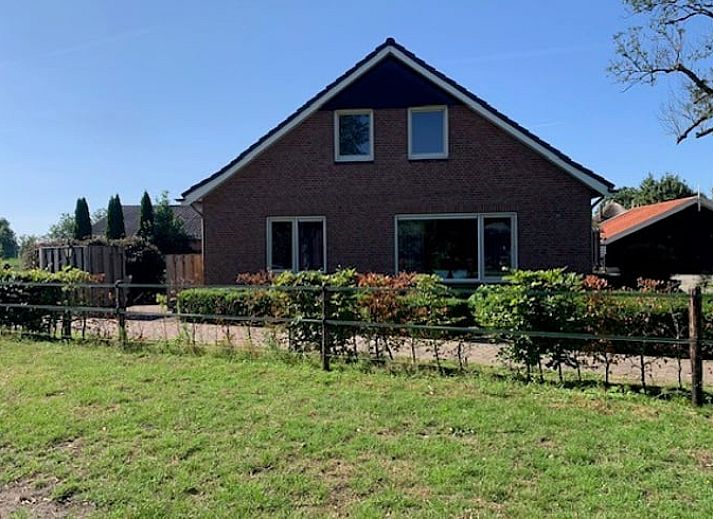 Comfortabele slaapkamer in Vakantiehuis in De Pollen, Vriezenveen, Twente, met kleurrijk beddengoed.