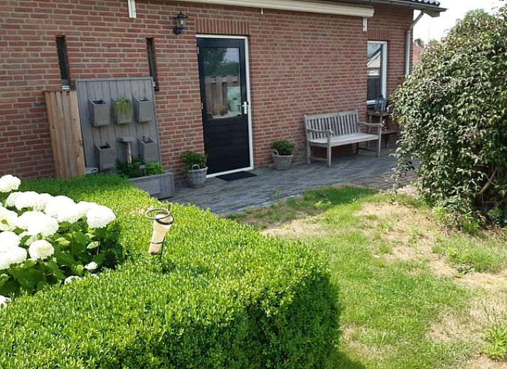 Comfortabele slaapkamer in Vakantiehuis in De Pollen, Vriezenveen, Twente, met kleurrijk beddengoed.