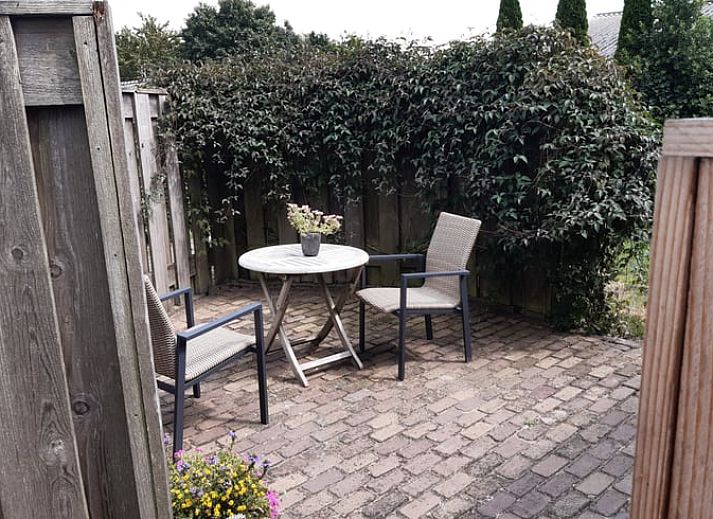 Comfortabele slaapkamer in Vakantiehuis in De Pollen, Vriezenveen, Twente, met kleurrijk beddengoed.