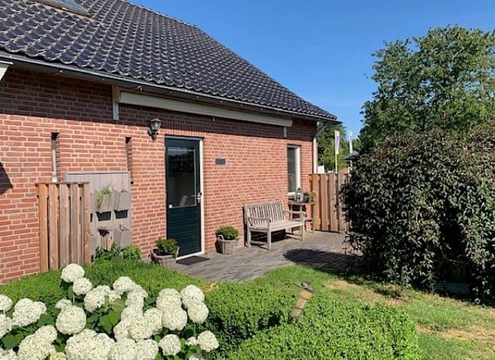 Comfortabele slaapkamer in Vakantiehuis in De Pollen, Vriezenveen, Twente, met kleurrijk beddengoed.