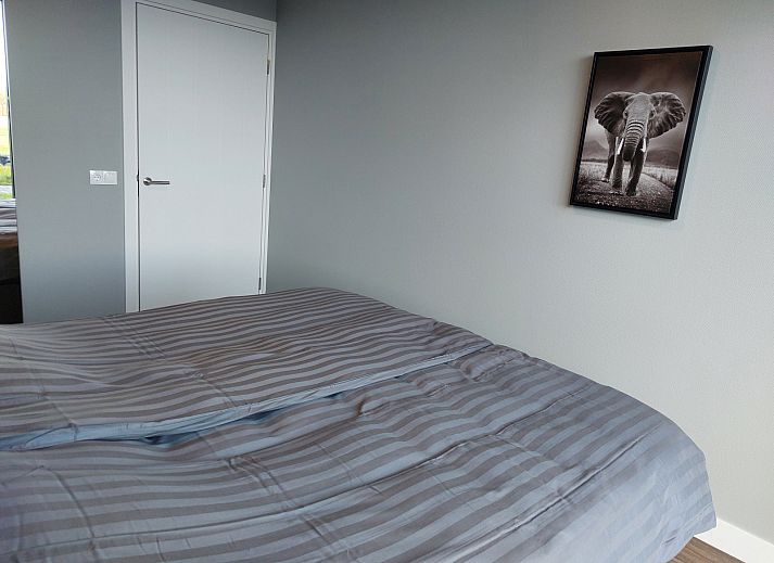 Stilvolles Badezimmer im Ferienhaus OV657 in Hertme, Twente, mit modernem Waschbecken und Dekoration.