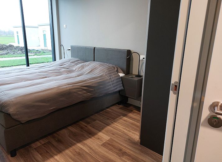 Stilvolles Badezimmer im Ferienhaus OV657 in Hertme, Twente, mit modernem Waschbecken und Dekoration.