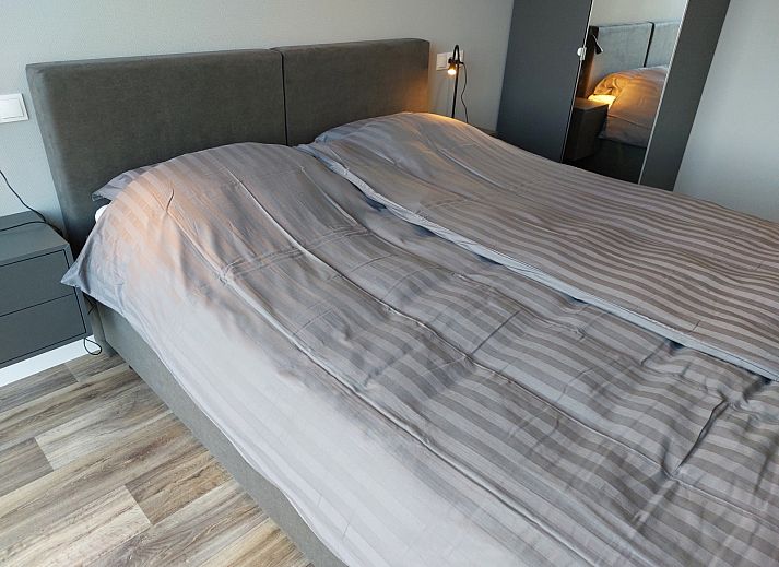 Stilvolles Badezimmer im Ferienhaus OV657 in Hertme, Twente, mit modernem Waschbecken und Dekoration.