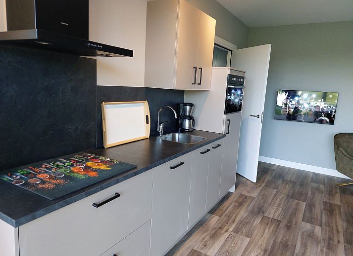 Stilvolles Badezimmer im Ferienhaus OV657 in Hertme, Twente, mit modernem Waschbecken und Dekoration.