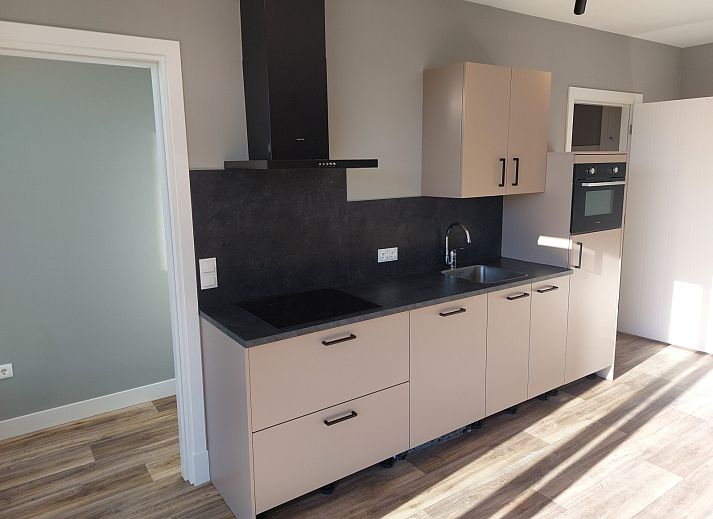 Gemuetlicher Innenbereich des Ferienhauses OV657 in Hertme, Twente mit Esstisch aus Holz und Pflanzen.